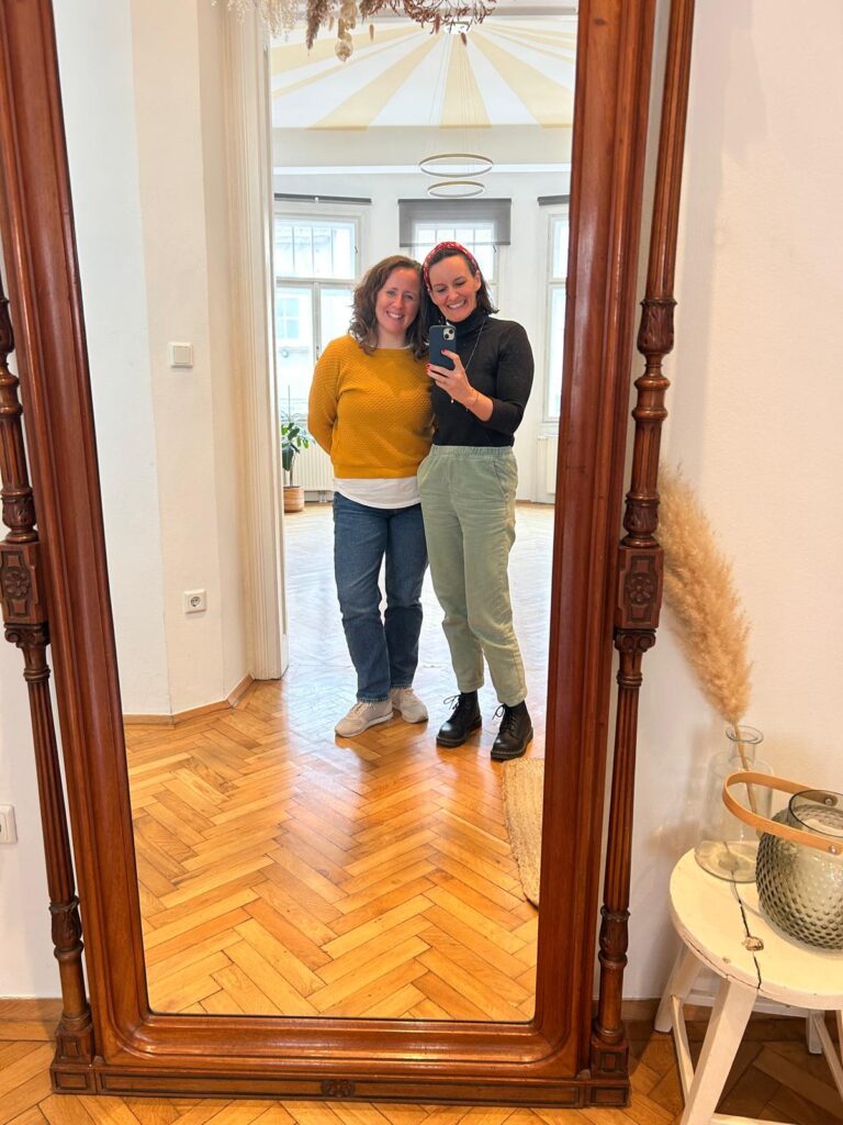 Sandra Langschwert und Yvonne Poul bei der Podcast Aufnahme